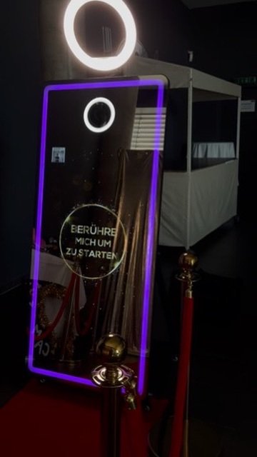 Magic Mirror mit rotem Teppich und goldener Absperrung beim Abiball in Gifhorn