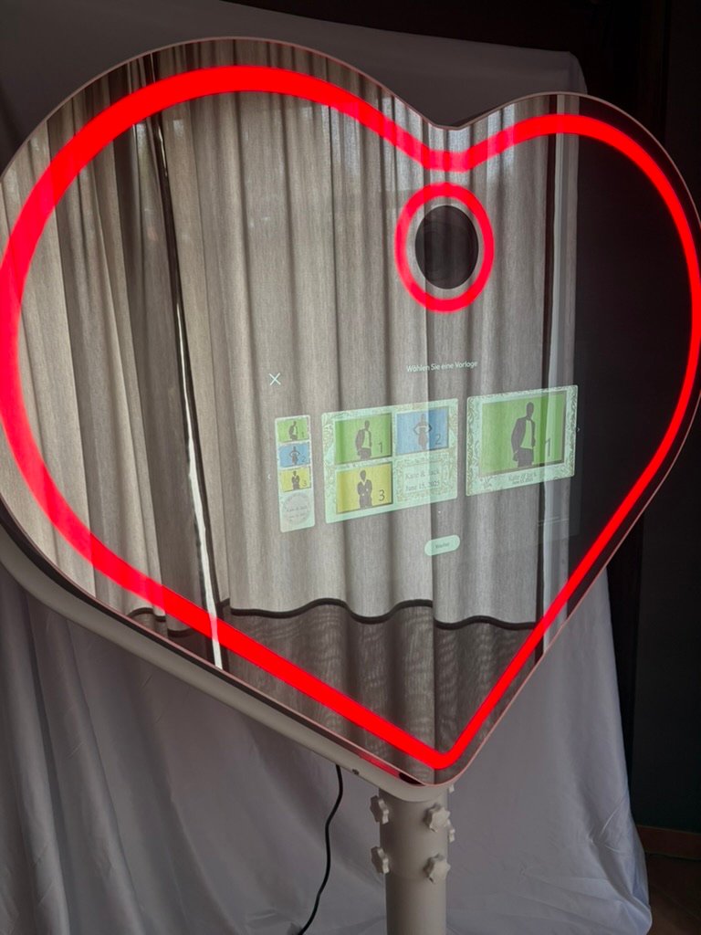 Fotobox Herz mieten – Fotobox-Spiegel in Herzform mit blauem LED-Rahmen