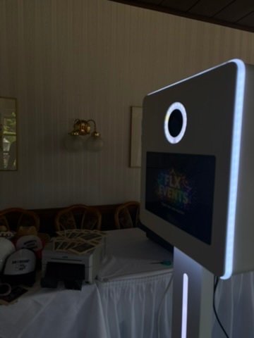 Fotobox Modern mit LED-Rahmen und Drucker bei einer Hochzeit bei Lüneburg