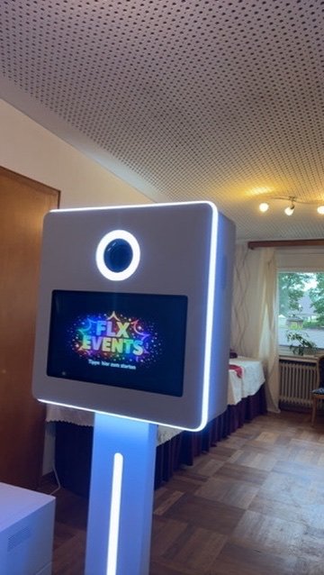 Fotobox Modern mit LED-Rahmen bei einer Hochzeit in Lüneburg