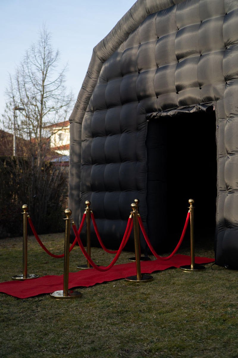 Aufblasbarer Club als Partyzelt mit rotem Teppich und goldener Absperrung in Wolfsburg