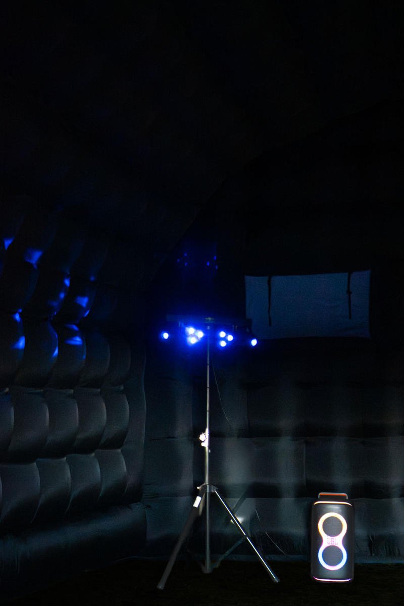Partylicht und Musikbox im aufblasbaren Club in Wolfsburg