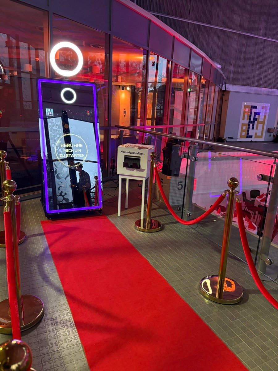 Magic Mirror mit Drucker, rotem Teppich und goldener Absperrung bei einer Feier in Wolfsburg