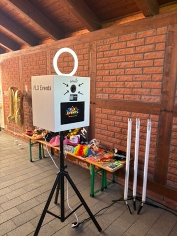 Fotobox Classic mit Ringlicht und Accessoires-Tisch bei einem 18. Geburtstag in Wolfsburg