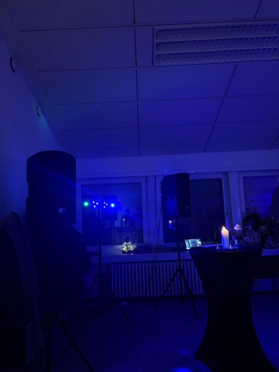 Musikanlage und Partylicht bei einer Abschlussfeier in Wolfsburg