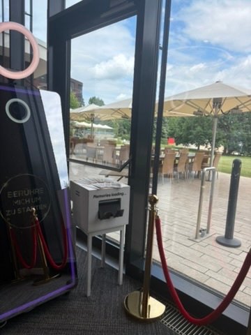 Magic Mirror mit Drucker für Sofortausdrucke und goldener Absperrung bei einem 60. Geburtstag