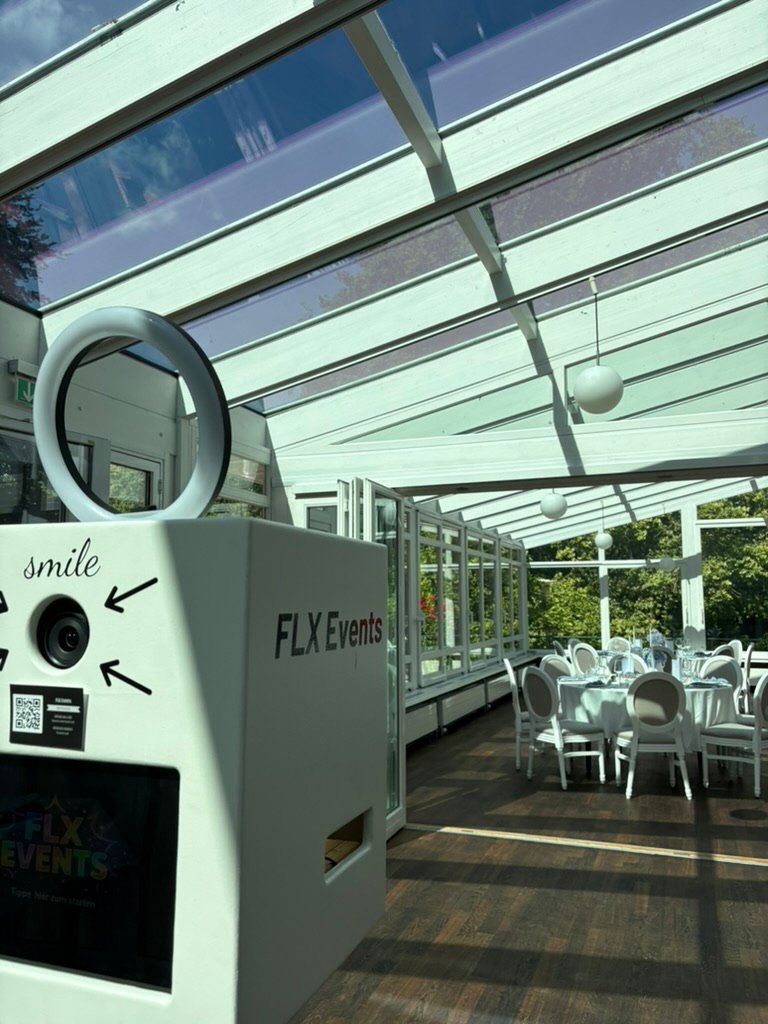 Fotobox Classic mit Ringlicht im lichtdurchfluteten Wintergarten bei einer Hochzeit in Wolfsburg